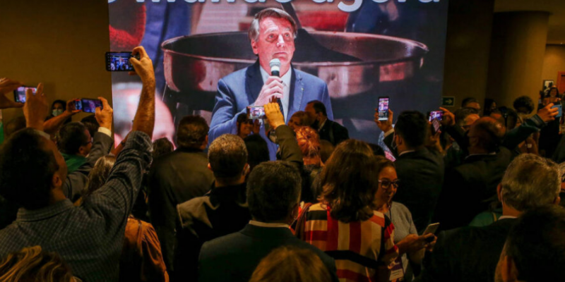 Núcleo de campanha de Bolsonaro tem Flávio como 01 e mira estrutura profissional